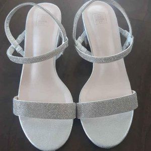 NEW Size 7.5 Silver Open-toed Shoe